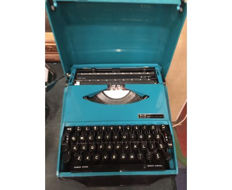 A VINTAGE SMITH CORONA TYPEWRITER 