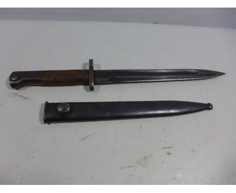 AN EARLY TO MID 20TH CENTURY CZECH BAYONET AND SCABBARD, 25CM BLADE, LENGTH 40CM 