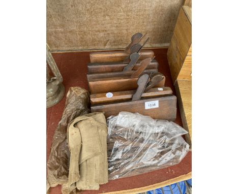 AN ASSORTMENT OF VINTAGE TOOLS TO INCLUDE BRACE DRILL BITS, AN OIL STONE AND WOOD PLANES ETC 