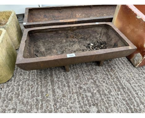 A SMALL VINTAGE CAST IRON TROUGH (L:59CM) 