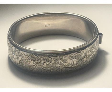 AN ORNATE SILVER BANGLE 