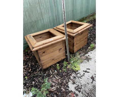 AN AS NEW EX DISPLAY CHARLES TAYLOR PATIO FURNITURE SET COMPRISING OF TWO WOODEN GARDEN PLANTERS *PLEASE NOTE VAT TO BE CHARG