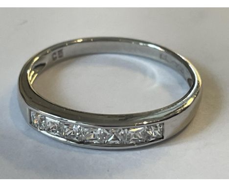 A 9 CARAT WHITE GOLD RING WITH CUBIC ZIRCONIAS SIZE R 