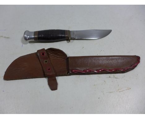 A SHEFFIELD MADE KNIFE AND LEATHER SCABBARD, 10.5CM BLADE, LENGTH 22CM 