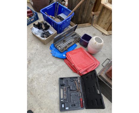 AN ASSORTMENT OF ITEMS TO INCLUDE TARP SHEETS, GUTTER FITTINGS AND GARDEN TOOLS ETC 