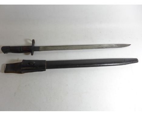 A WORLD WAR I U.S. 1917 REMINGTON BAYONET AND SCABBARD, 43CM BLADE, LENGTH 58CM 