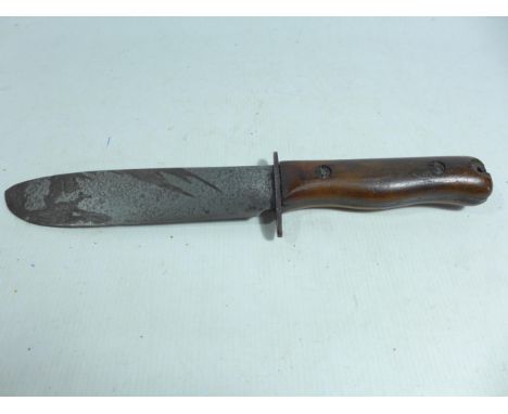 A SUBSTANTIAL EARLY TO MID 20TH CENTURY MILITARY ISSUE FIGHTING KNIFE BY WILKINSON SWORD, 18CM BLADE, LENGTH 31.5CM 