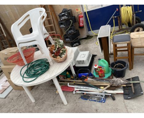 AN ASSORTMENT OF GARDEN ITEMS TO INCLUDE A PLASTIC TABLE AND CHAIRS AND GARDEN TOOLS ETC 