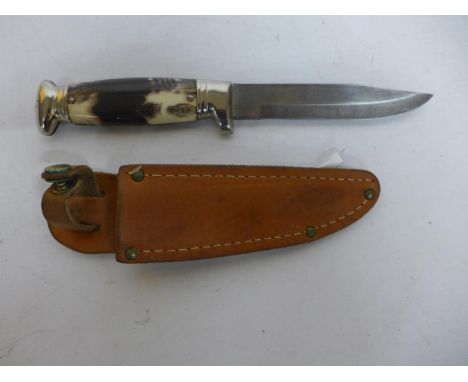 A HUNTING KNIFE AND LEATHER SCABBARD, 11CM BLADE, LENGTH 22CM 