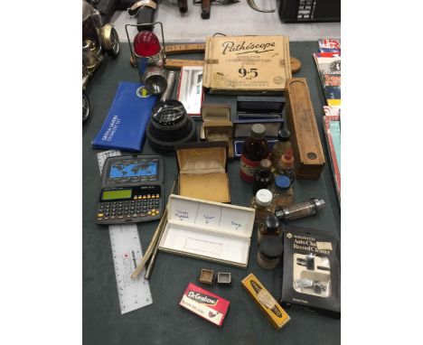 A MIXED LOT TO INCLUDE CAR LAMP, VINTAGE ITEMS ETC 