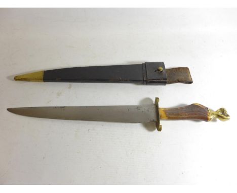 AN EARLY 20TH CENTURY HUNTING SHORT SWORD AND SCABBARD, 33CM BLADE, HORN GRIP, LENGTH 51CM 