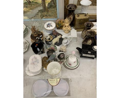 A QUANTITY OF ITEMS TO INCLUDE A BRASS MANTLE CLOCK, POTTERY VASES, ANIMAL FIGURES, GLASSWARE, TRINKET BOXES, ETC 