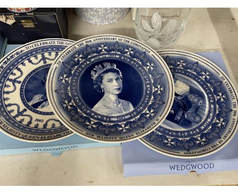 FOUR WEDGWOOD ROYAL COMMEMORATIVE CABINET PLATES, JAMES SADLER COMMEMORATIVE MUGS, A QUEEN ELIZABETH 11 DIAMOND JUBILEE CHINA