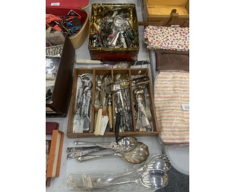 A LARGE QUANTITY OF VINTAGE FLATWARE TO INCLUDE BERRY SPOONS, SUGAR TONGS, CADDY SPOONS, SUGAR SIFTERS, SERVING SET, KNIVES, 
