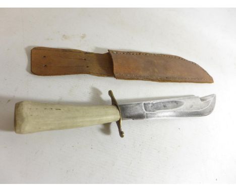 A SUBSTANTIAL LATE 19TH/EARLY 20TH CENTURY FIGHTING/HUNTING KNIFE AND SCABBARD, 23CM BOWIE BLADE, LENGTH 35CM 