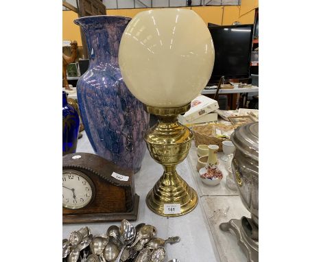 A VINTAGE BRASS OIL LAMP WITH A GLASS SHADE 