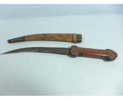 AN ARAB JAMBIYA KNIFE AND SCABBARD, 22CM BLADE, LENGTH 38.5CM 