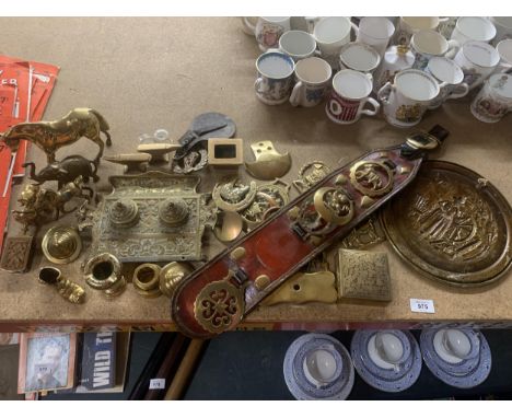A GROUP OF VINTAGE BRASS ITEMS, HORSE BRASSES, BRASS INKSTAND, HORSE FIGURES ETC 