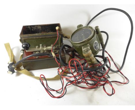 A WORLD WAR II SHORT RANGE SIGNALLING LAMP/MORSE CODE KEY 