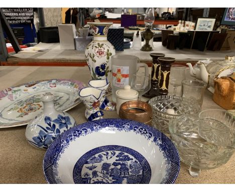 A QUANTITY OF VINTAGE CERAMICS AND GLASSWARE TO INCLUDE A MEAT PLATE, CANDLESTICKS WITH CHERUB DESIGN, VASES, GLASSWARE, ETC 