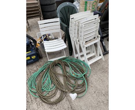 AN ASSORTMENT OF GARDEN ITEMS TO INCLUDE CHAIRS AND A HOSE PIPE ETC 