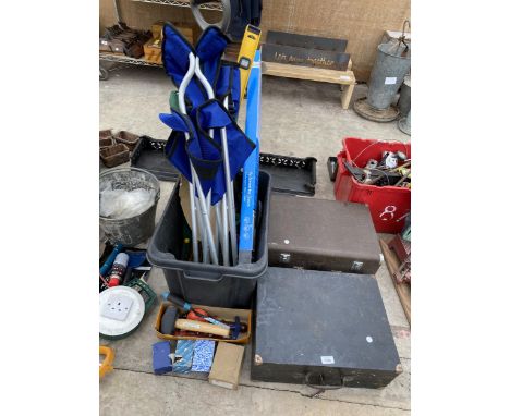 AN ASSORTMENT OF ITEMS TO INCLUDE A CAMPING CHAIR, A BRACE DRILL AND GARDEN TOOLS ETC 