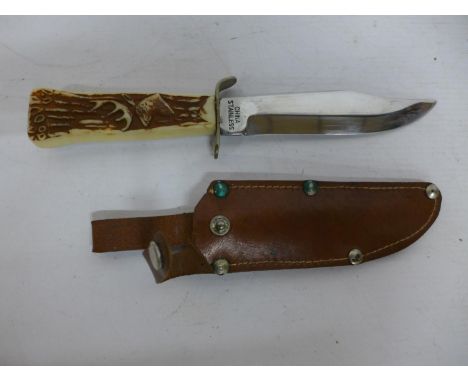 A HUNTING KNIFE AND LEATHER SCABBARD, 13CM BLADE, LENGTH 25CM 