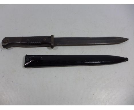 A NAZI GERMANY WORLD WAR II S84/98 BAYONET AND SCABBARD, 22.5CM BLADE, LENGTH 41CM 