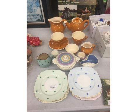 A SANDYGATE POTTERY, DEVON PART TEASET TO INCLUDE A TEAPOT, CREAM JUGS, SUGAR BOWL, CUPS AND ONE SAUCER , STUDIO POTTERY JUGS