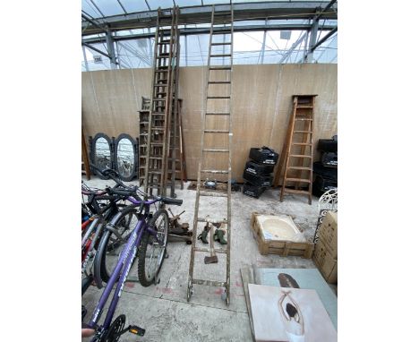 A VINTAGE 16 RUNG WOODEN LADDER 