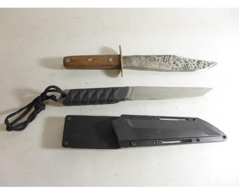 TWO HUNTING KNIVES, 16.5 AND 19.5CM BLADES 