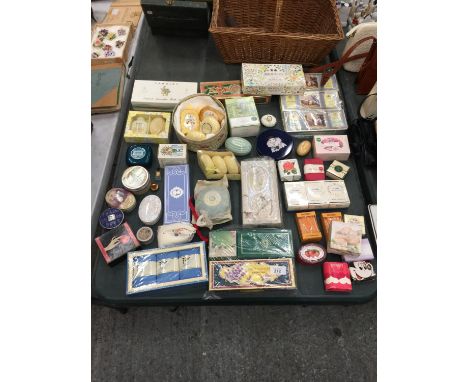 A LARGE QUANTITY OF VINTAGE SOAPS TO INCLUDE YARDLEY, BRONNLEY, ETC 