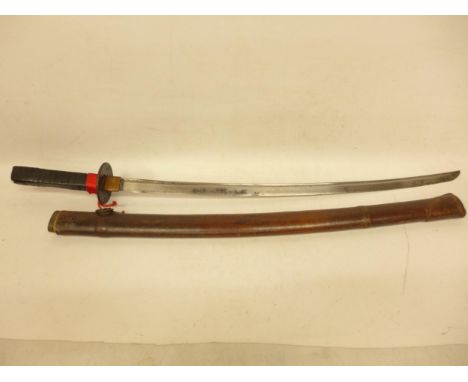 A WORLD WAR II IMPERIAL JAPANESE OFFICERS SWORD AND LEATHER SCABBARD, 68CM BLADE, GRIP REPLACED A/F 