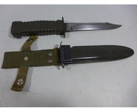 A U.S.A. MID 20TH CENTURY M8A1 FIGHTING KNIFE AND SCABBARD, 16.5CM BLADE, LENGTH 31CM 