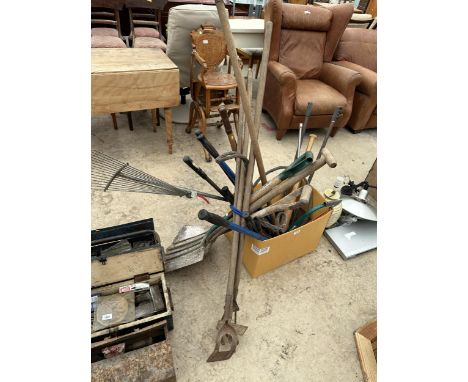 AN ASSORTMENT OF GARDEN TOOLS TO INCLUDE SHEARS AND RAKES ETC 