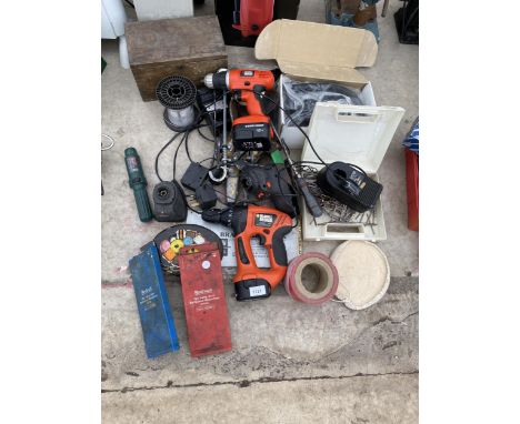 AN ASSORTMENT OF TOOLS TO INCLUDE A BLACK AND DECKER BATTERY DRILL AND A BLACK AND DECKER MULTITOOL ETC 