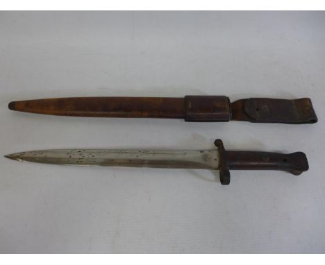 A BRITISH VICTORIAN 1888 PATTERN BAYONET AND LEATHER SCABBARD, 30.5CM BLADE, LENGTH 48CM 