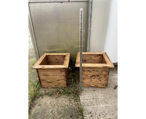 AN AS NEW EX DISPLAY CHARLES TAYLOR PATIO FURNITURE SET COMPRISING OF TWO WOODEN GARDEN PLANTERS *PLEASE NOTE VAT TO BE CHARG