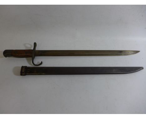 A WORLD WAR II IMPERIAL JAPANESE ARISAKA BAYONET AND SCABBARD, 39.5CM  BLADE, LENGTH 52.5CM 