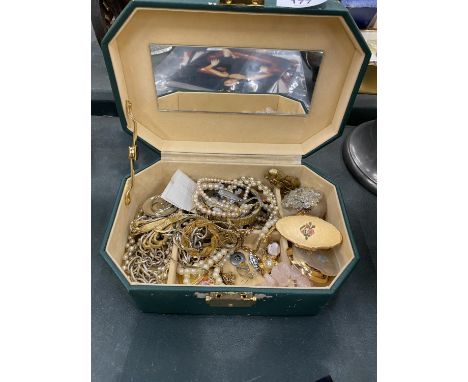 A QUANTITY OF VINTAGE COSTUME JEWELLERY TO INCLUDE PEARLS, NECKLACES, BROOCHES, ETC IN A GREEN JEWELLERY BOX 