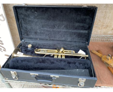 A VINTAGE BRASS TRUMPET BEARING THE STAMP 'DESIGNED BY VINCENT BACH MERCEDES II' COMPLETE WITH MOUTH PIECE AND CARRY CASE 