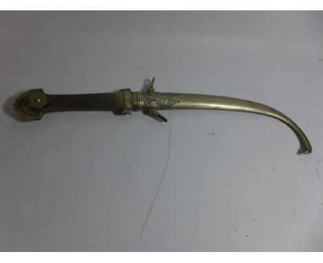 A MID 20TH CENTURY JAMBIYA KNIFE AND SCABBARD, 20.5CM BLADE, LENGTH 38CM 