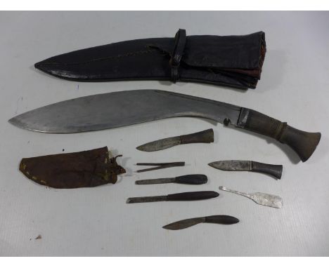 A MID 20TH CENTURY NEPALESE KUKRI KNIFE AND SCABBARD, 32CM BLADE TOGETHER WITH ASSORTED TOOLS 