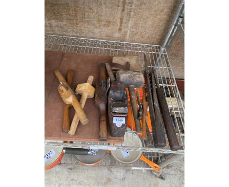 AN ASSORTMENT OFE VINTAGE HAND TOOLS TO INCLUDE WOOD PLANES, A MALLET AND DRILL BITS ETC 