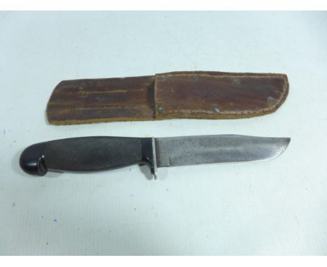 A MID 20TH CENTURY G.WOSTENHOLM AND SON I.X.L. KNIFE AND SCABBARD, 12.5CM BLADE, LENGTH 25CM 