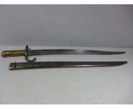 A FRENCH CHASSEPOT BAYONET AND SCABBARD, 57CM BLADE, BEARS DATE 1871, LENGTH 71CM 