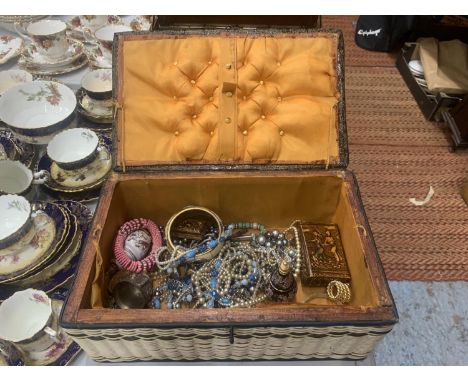 A QUANTITY OF COSTUME JEWELLERY TO INCLUDE BANGLES, WATCHES, BEADS, COLLECTABLES, ETC IN A VINTAGE BASKET BOX 