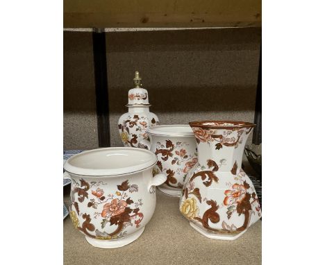 A QUANTITY OF MASON'S "BROWN VELVET" TO INCLUDE A LAMP STAND, PLANTERS AND VASE 
