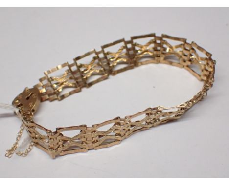 9ct gold gate bracelet with padlock clasp 6.2g 
