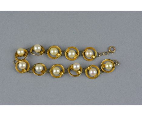 A LATE 20TH CENTURY DAINTY AKOYA CULTURED PEARL BRACELET, eleven cultured pearls each measuring approximately 6.2mm in diamet
